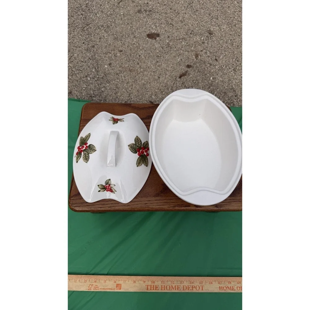 Temp-tations Oval‎ Casserole Dish w/ Lid Holly Berry Presentable Ovenware